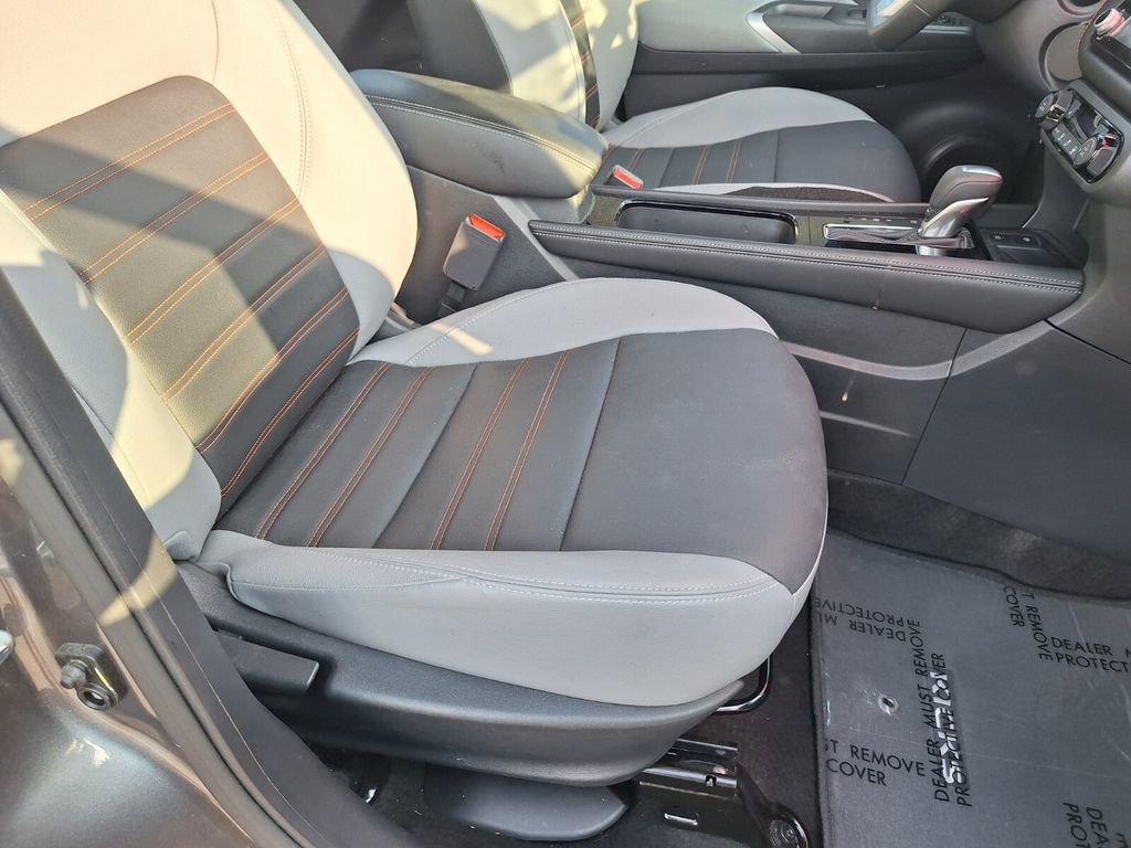 Used 2023 Nissan Kicks SR w/ SR Premium Package image 18