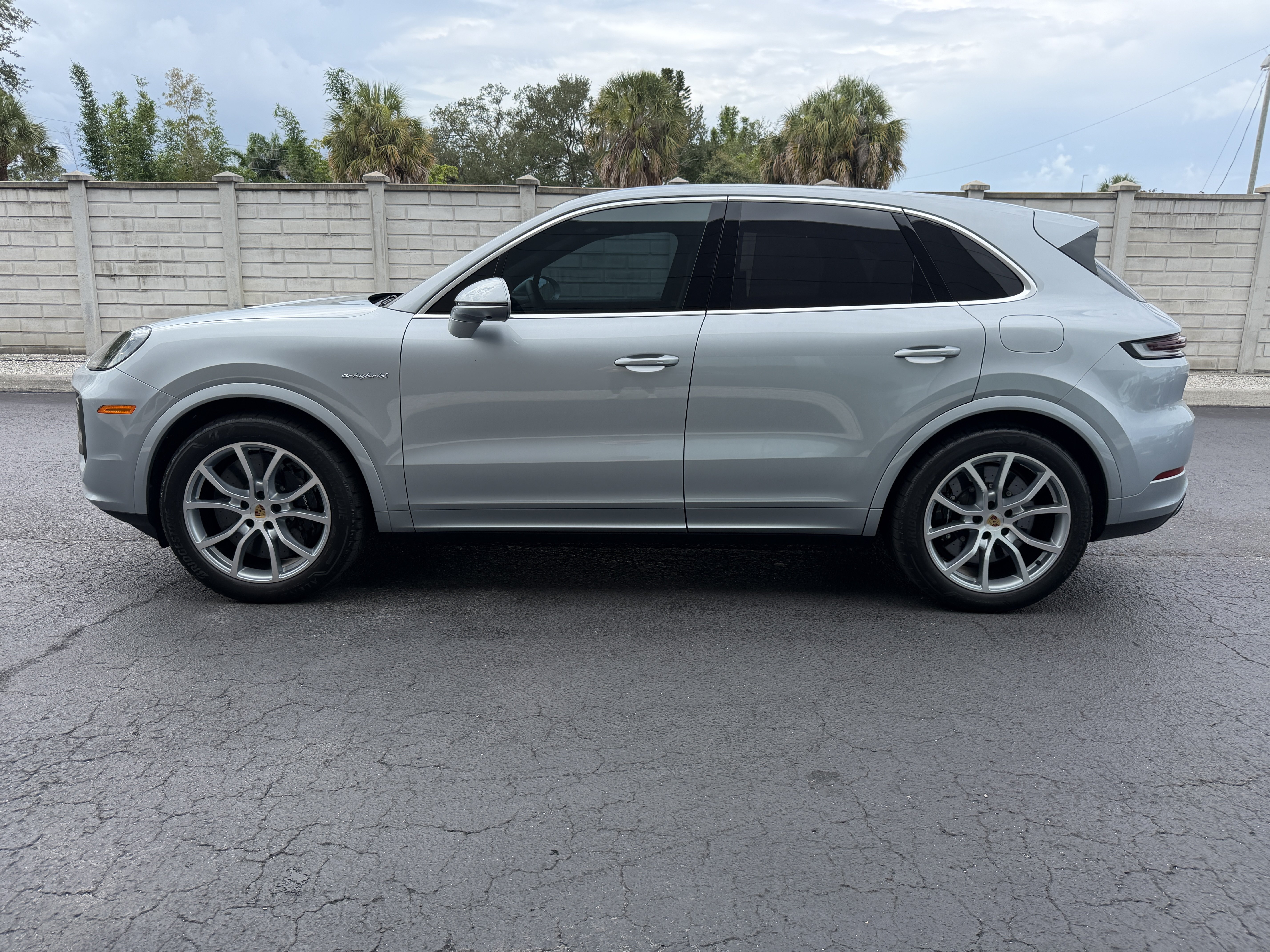 Certified 2024 Porsche Cayenne Turbo AWD/4WD image 2