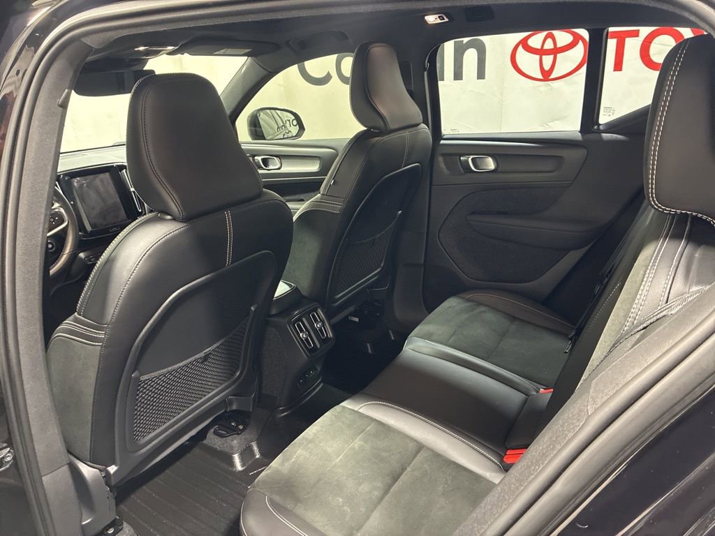 Used 2022 Volvo XC40 T5 R-Design w/ Climate Package image 21