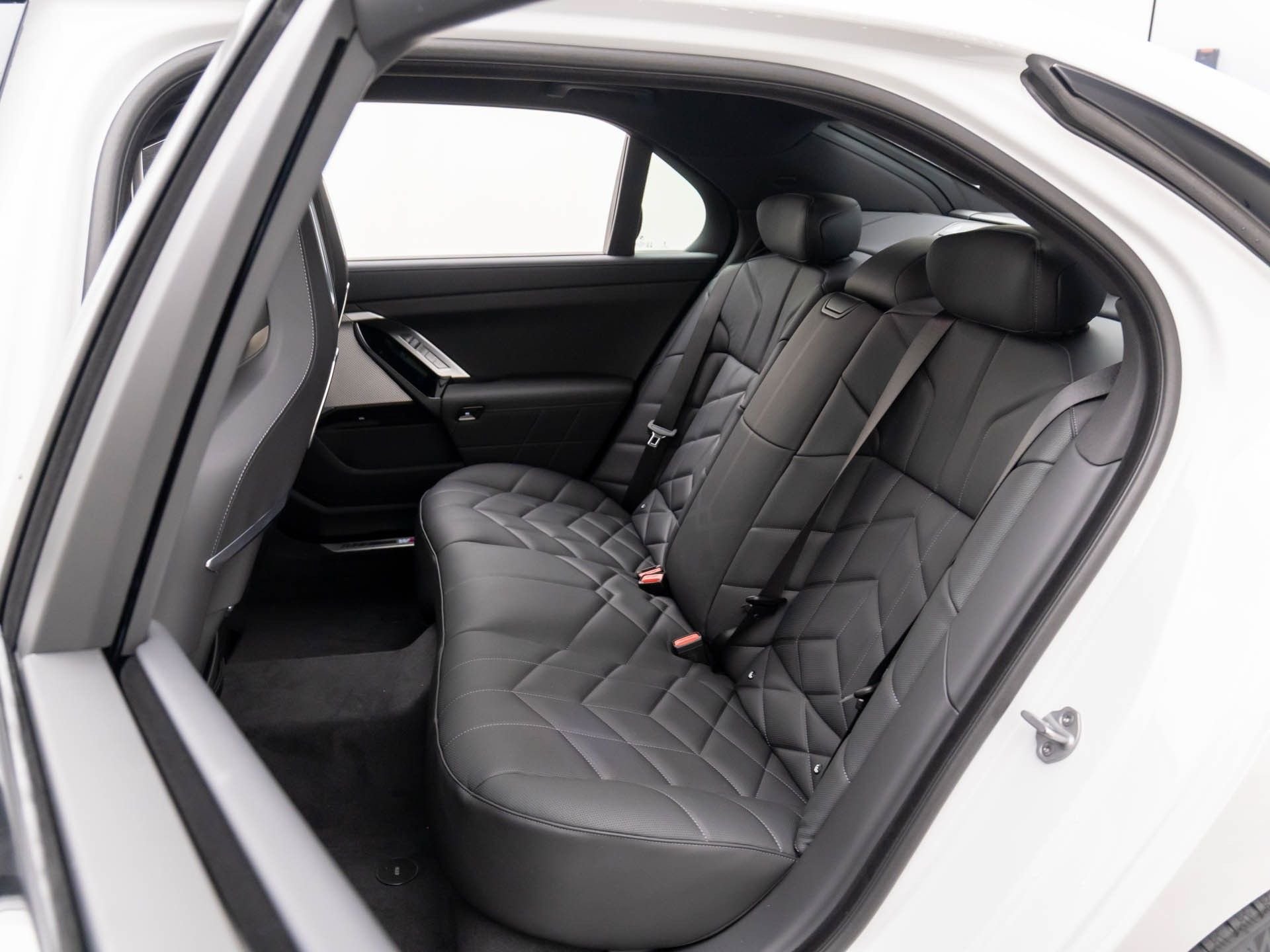 New 2025 BMW 750e xDrive AWD/4WD image 17