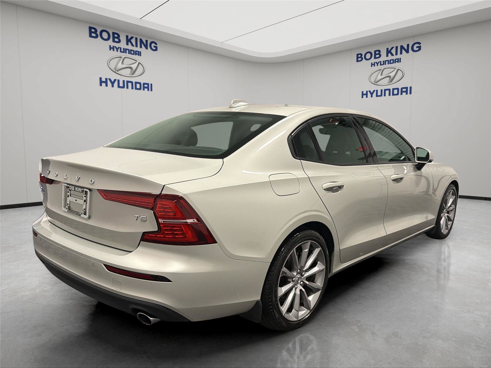 Used 2019 Volvo S60 T5 Momentum w/ Multimedia Package FWD image 5