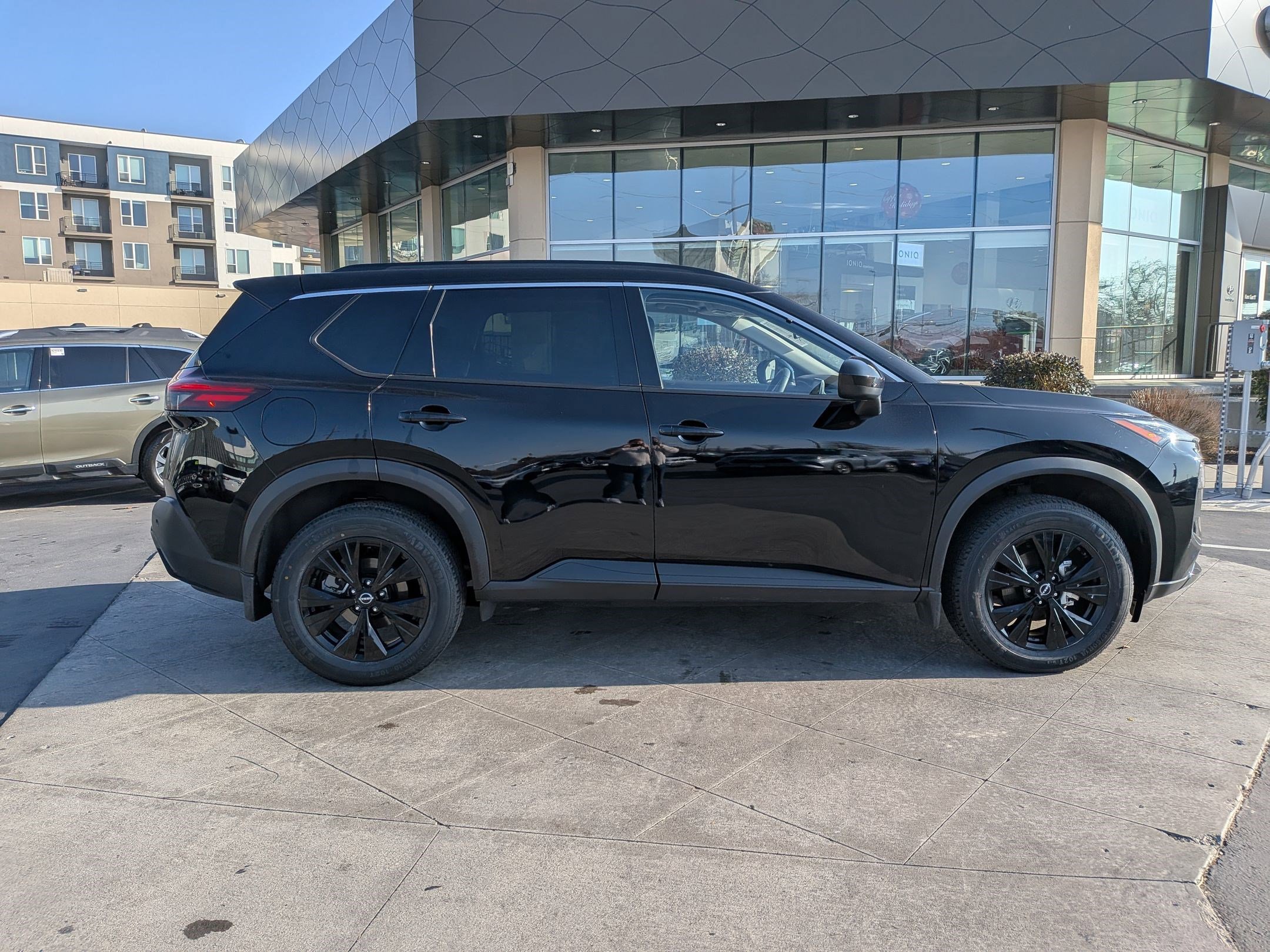 Used 2023 Nissan Rogue SV w/ SV Premium B Package image 2