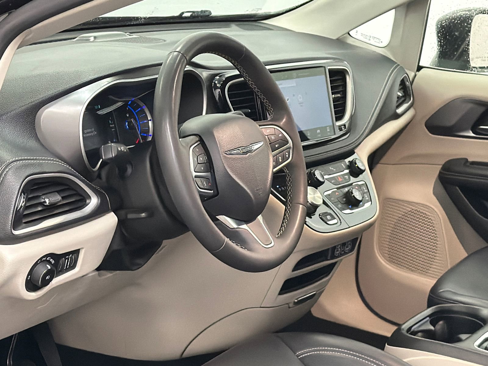 Used 2023 Chrysler Pacifica Touring-L FWD image 14