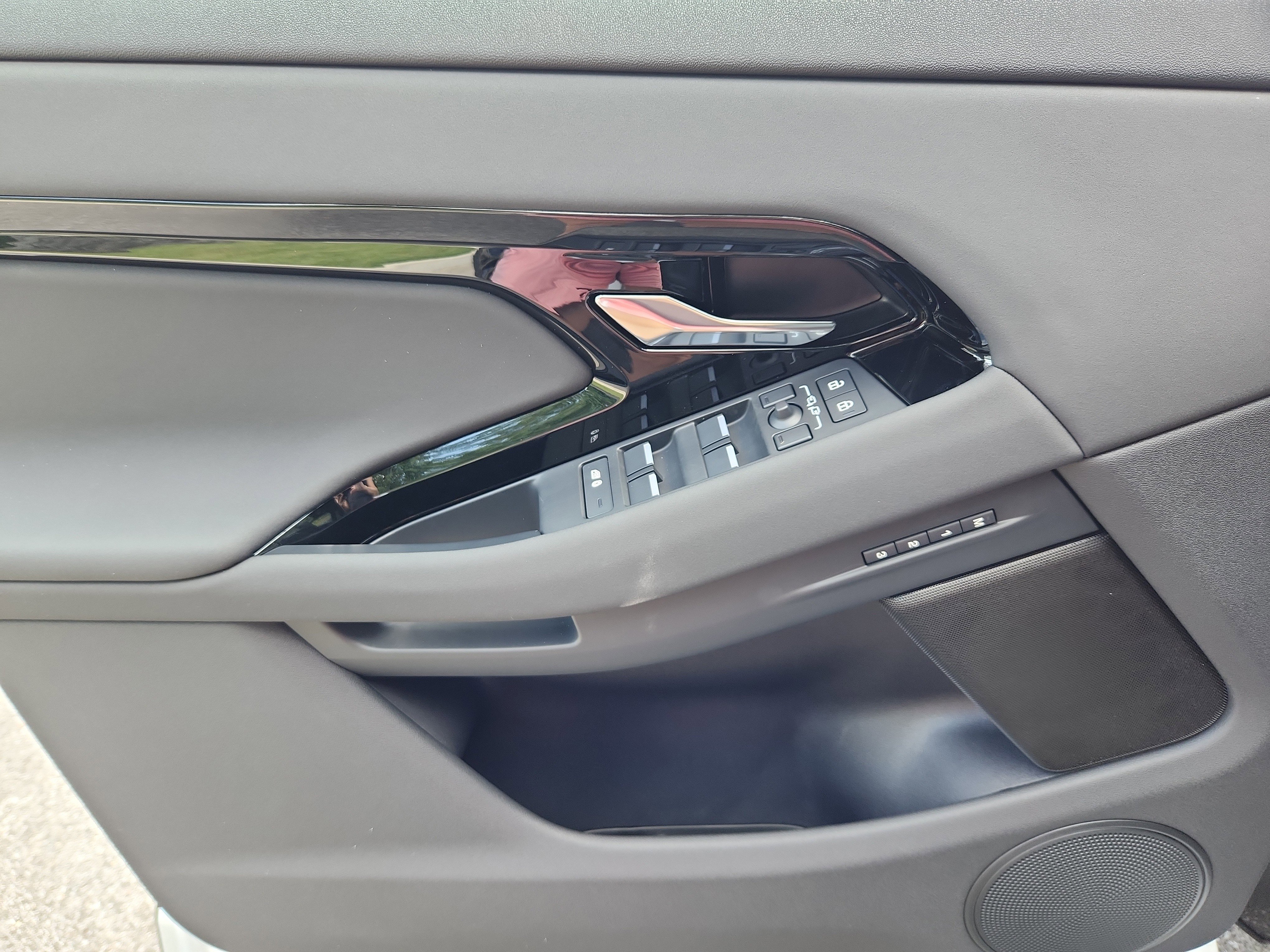 Used 2026 Land Rover Range Rover Evoque S image 24