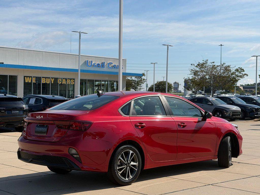 Used 2023 Kia Forte LXS FWD image 5