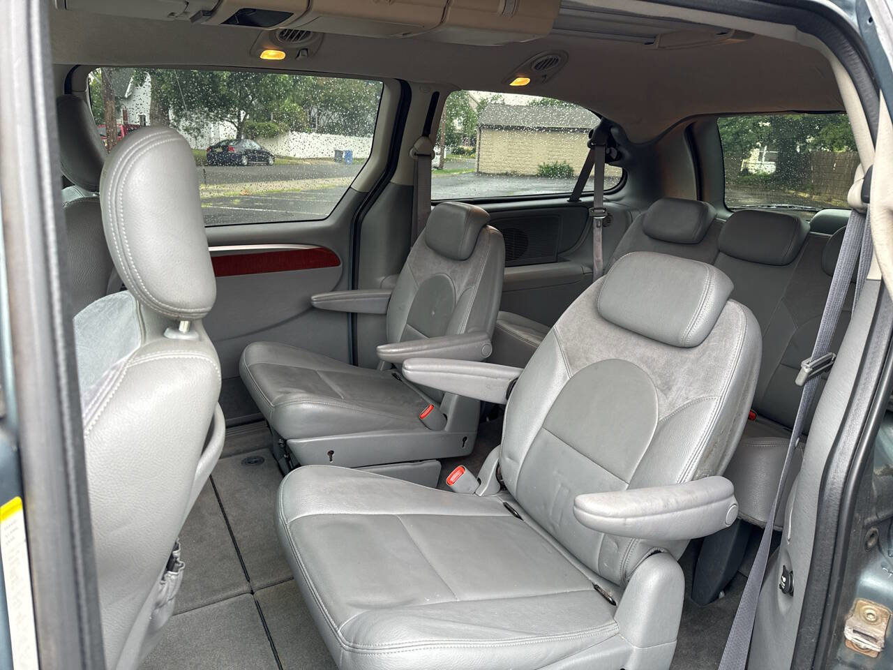 Used 2005 Chrysler Town & Country Limited image 6