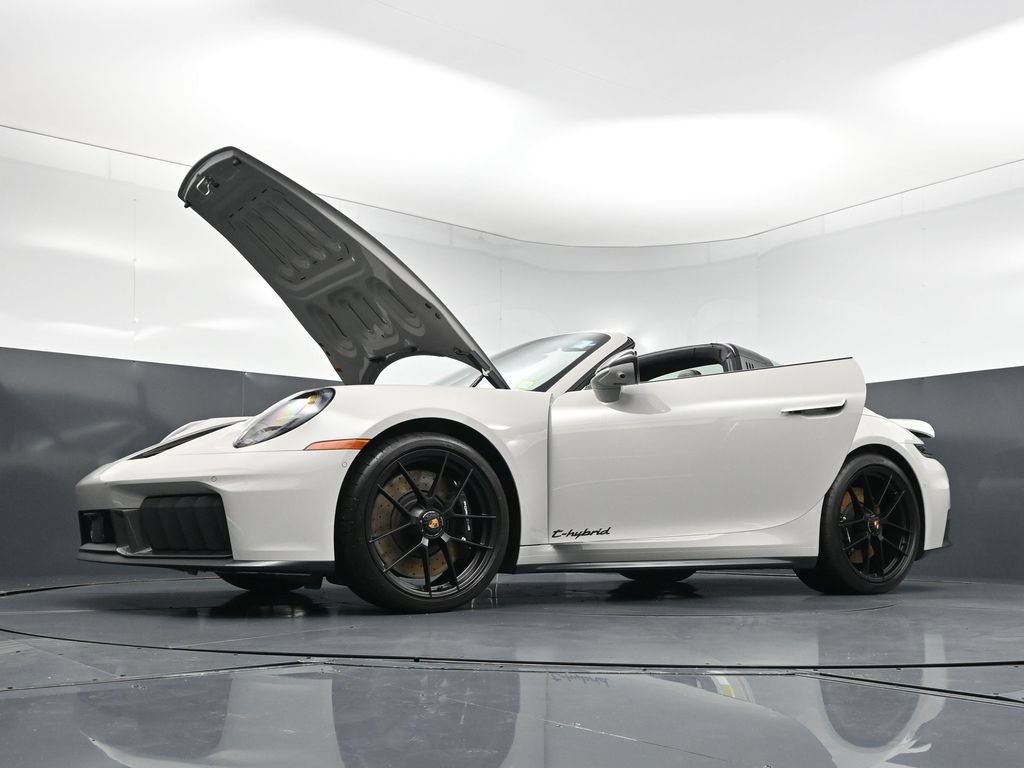 Certified 2026 Porsche 911 Targa 4 GTS AWD/4WD image 34