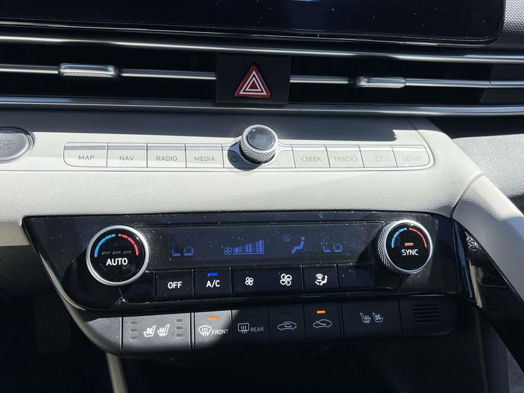 Certified 2023 Hyundai Elantra Limited FWD image 31