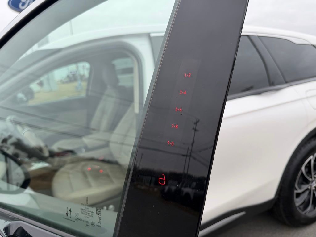 Used 2025 Lincoln Nautilus Premier image 13