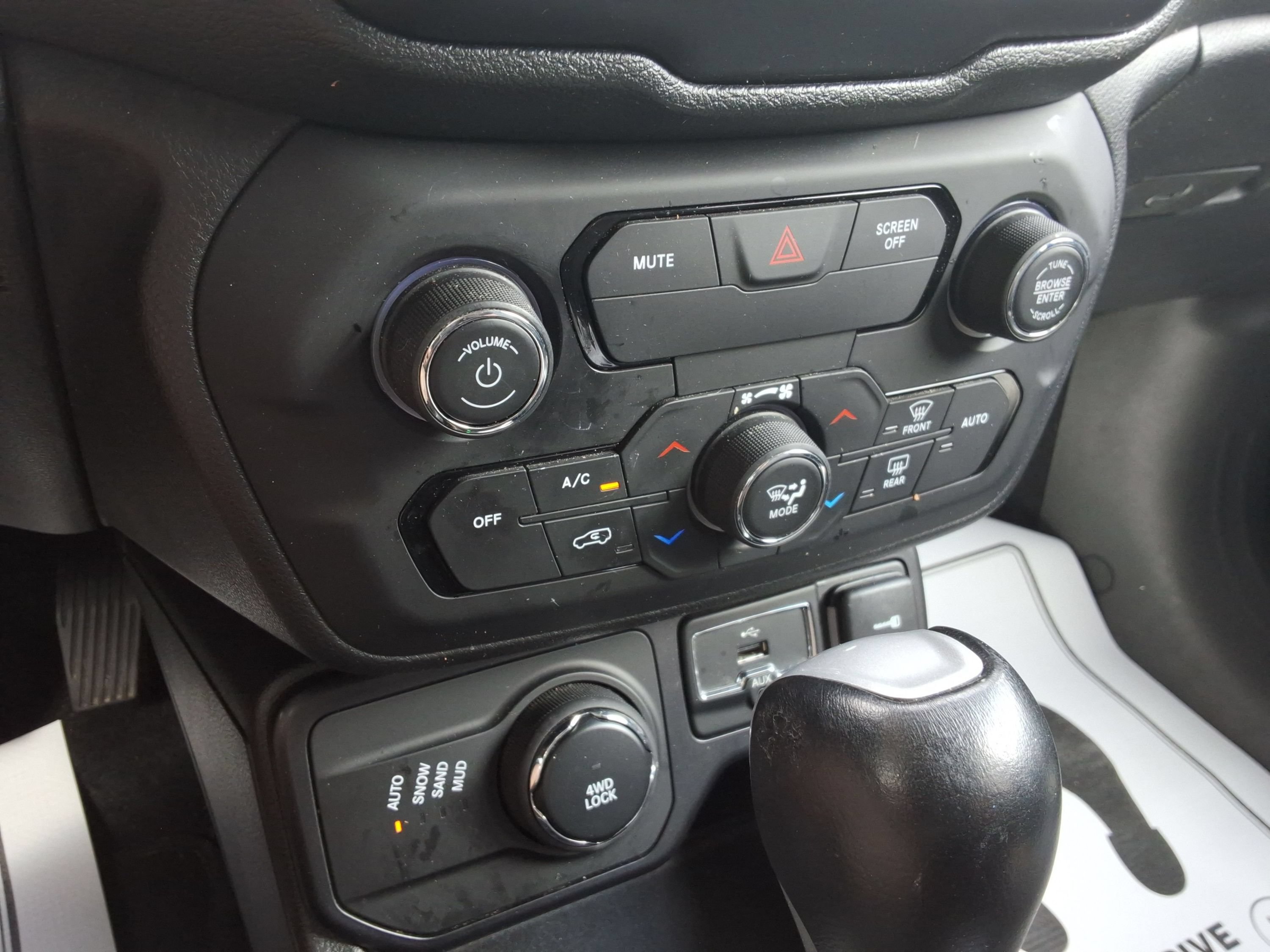 Used 2019 Jeep Renegade Limited w/ UConnect 8.4 Nav Group AWD/4WD image 17