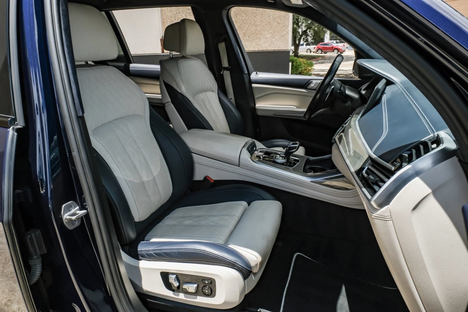 Used 2021 BMW X7 xDrive40i w/ M Sport Package AWD/4WD image 34