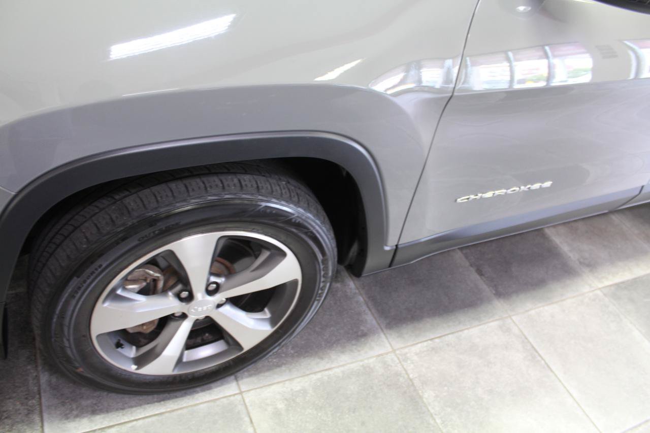 Used 2021 Jeep Cherokee Limited w/ Elite Package AWD/4WD image 37