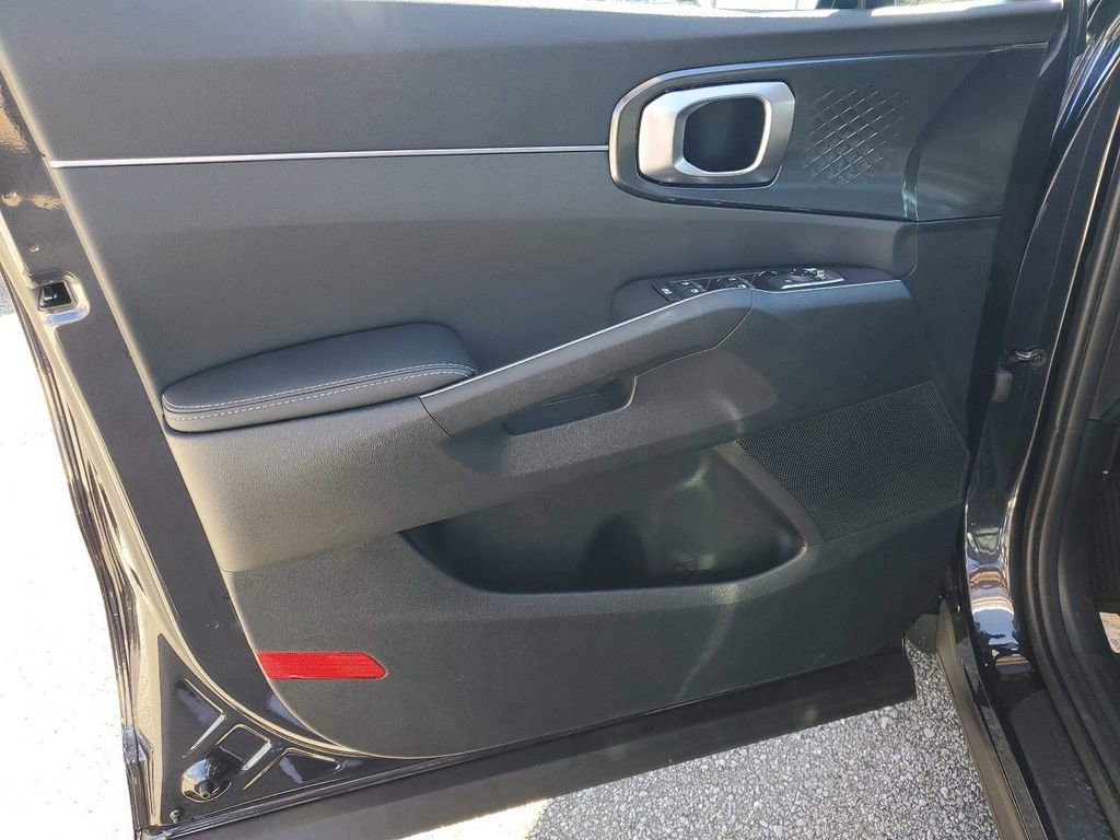 Used 2025 Kia Sorento LX FWD image 8