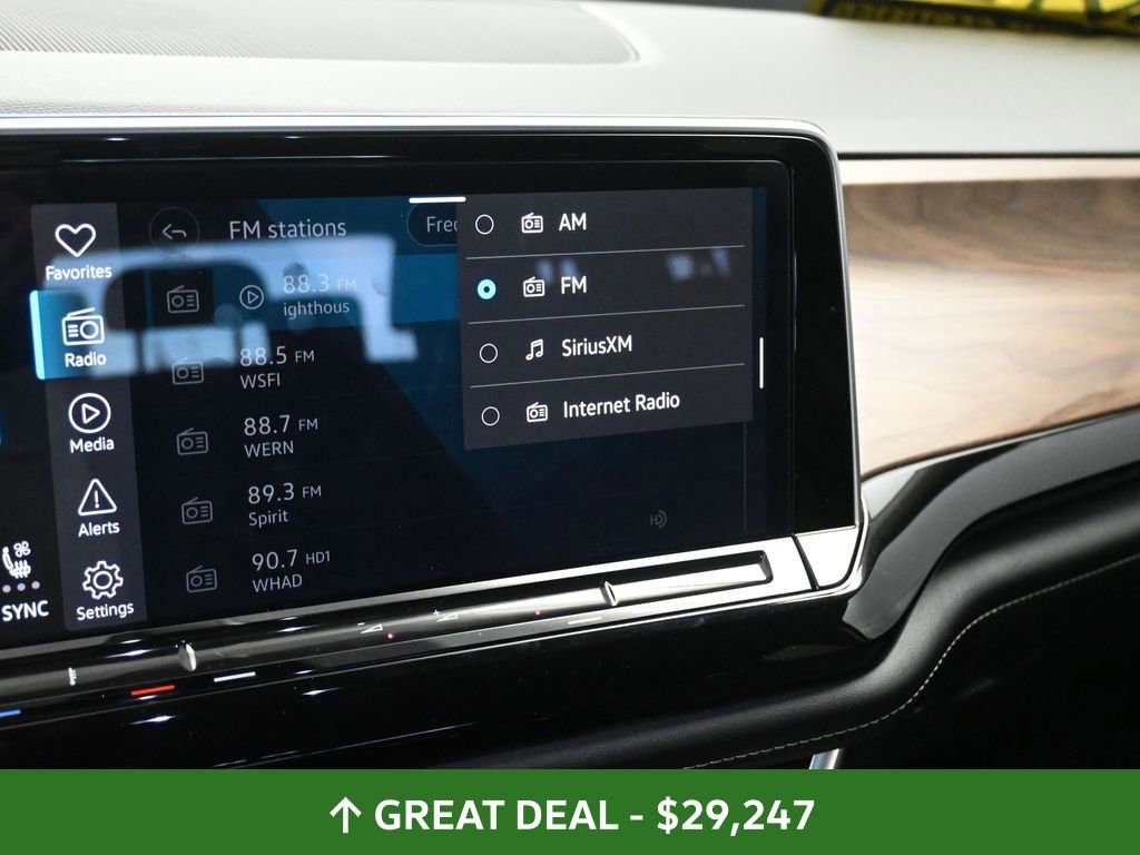 Used 2024 Volkswagen Atlas SE image 32