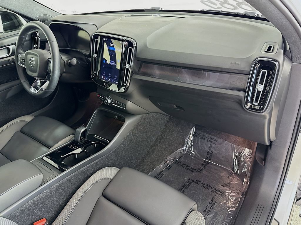 Used 2023 Volvo C40 Recharge Core image 30