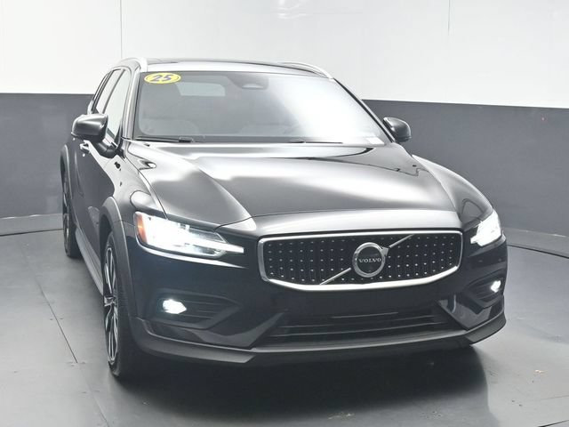 Used 2025 Volvo V60 B5 Cross Country Ultra AWD/4WD image 2