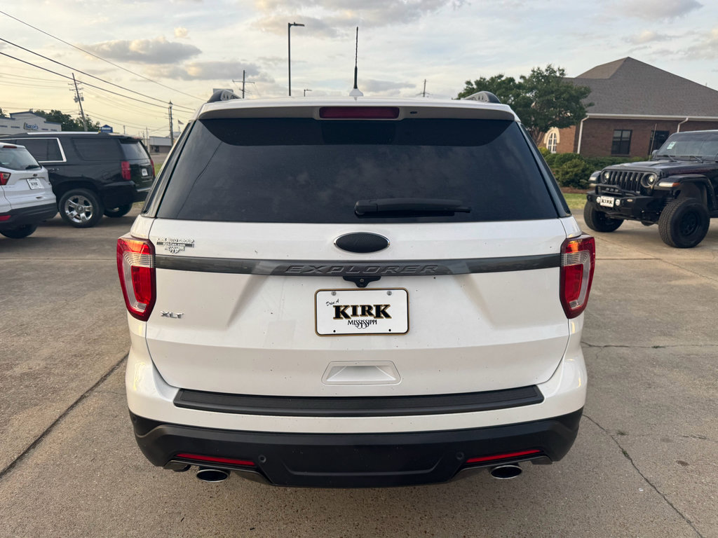 Used 2018 Ford Explorer XLT w/ Equipment Group 202A image 4