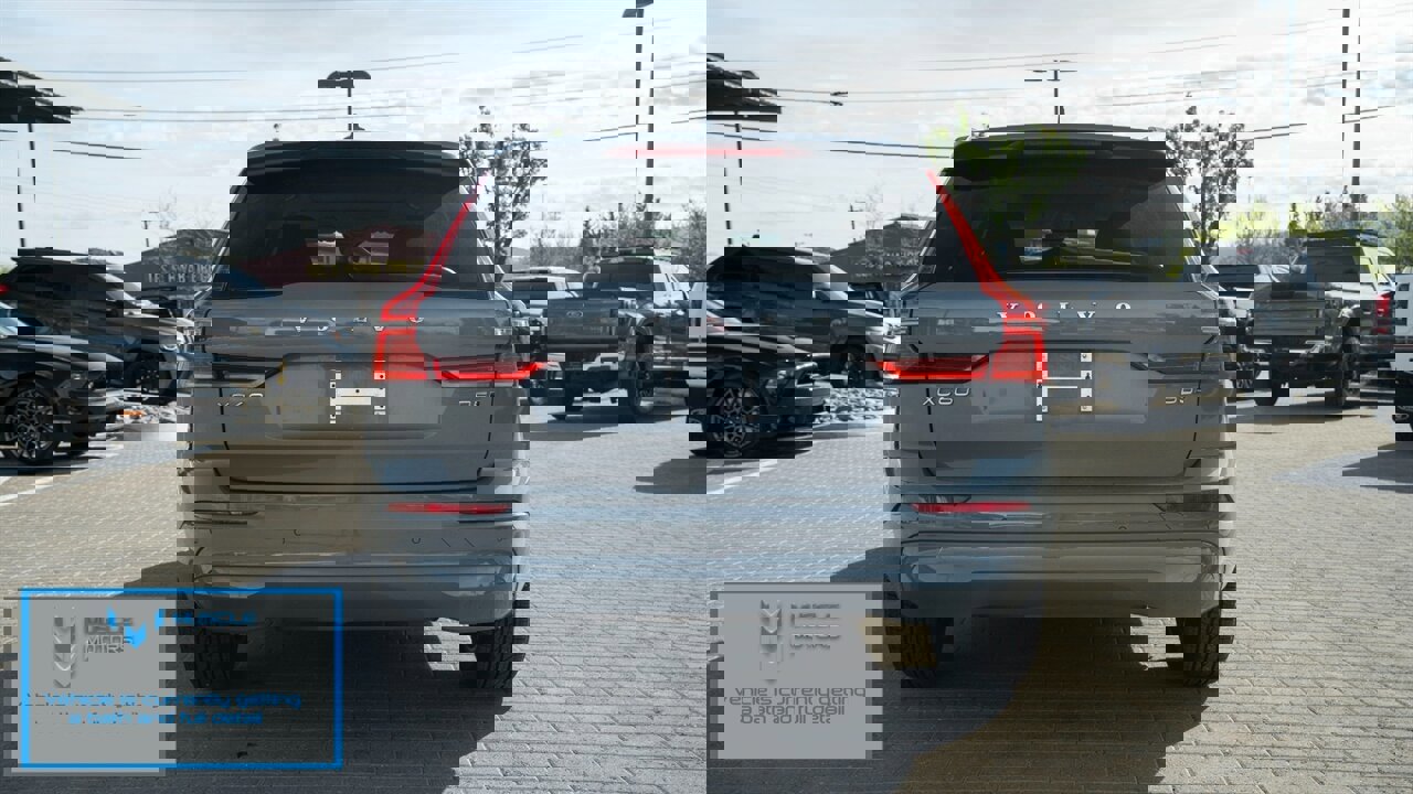 Used 2023 Volvo XC60 B5 Core image 5