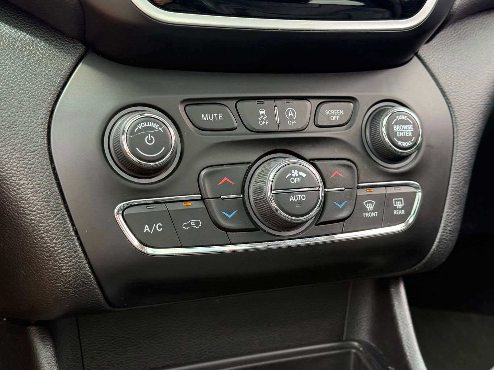 Used 2019 Jeep Cherokee Limited image 21