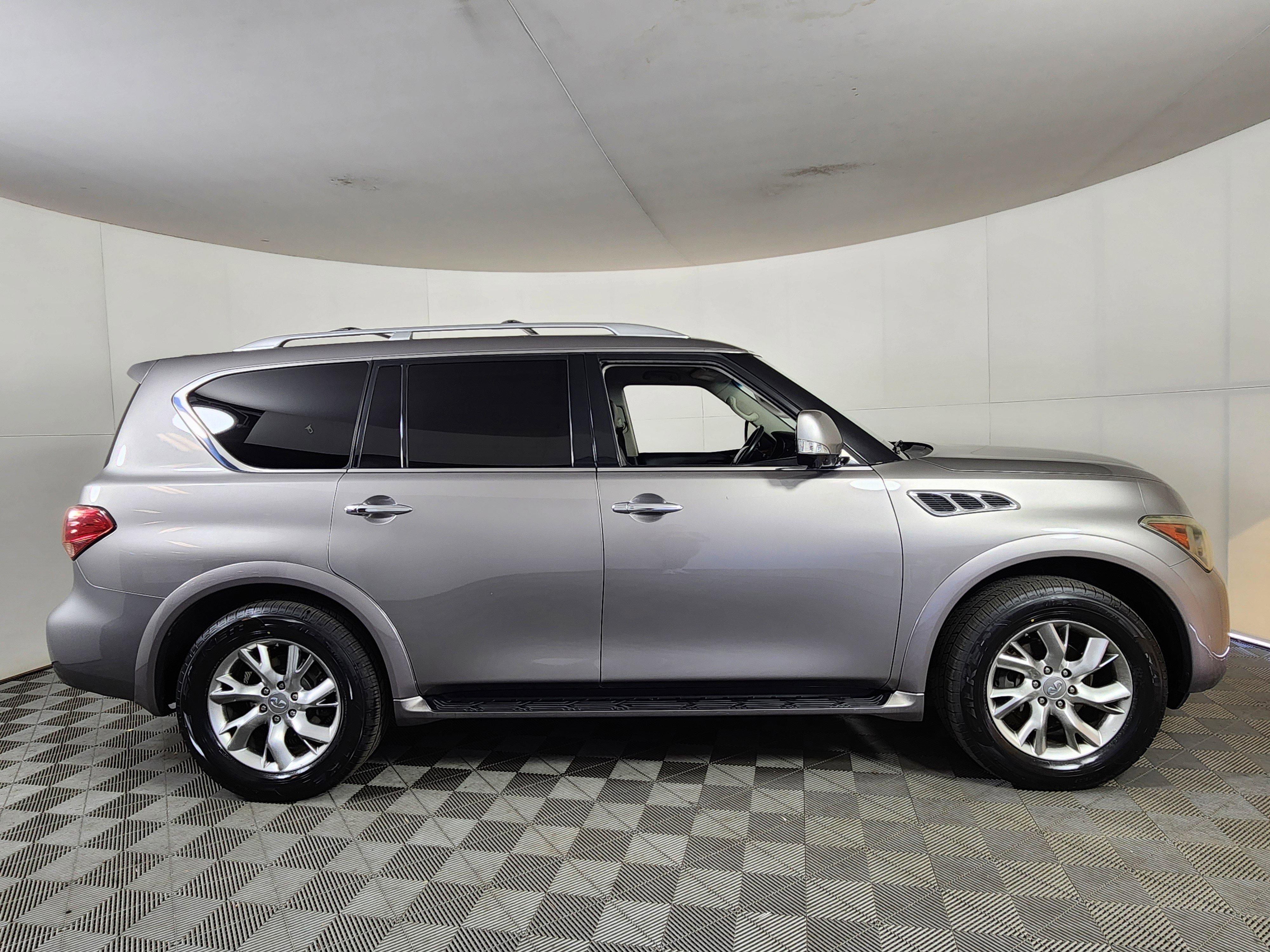 Used 2013 INFINITI QX56 4WD w/ Theater Pkg image 8