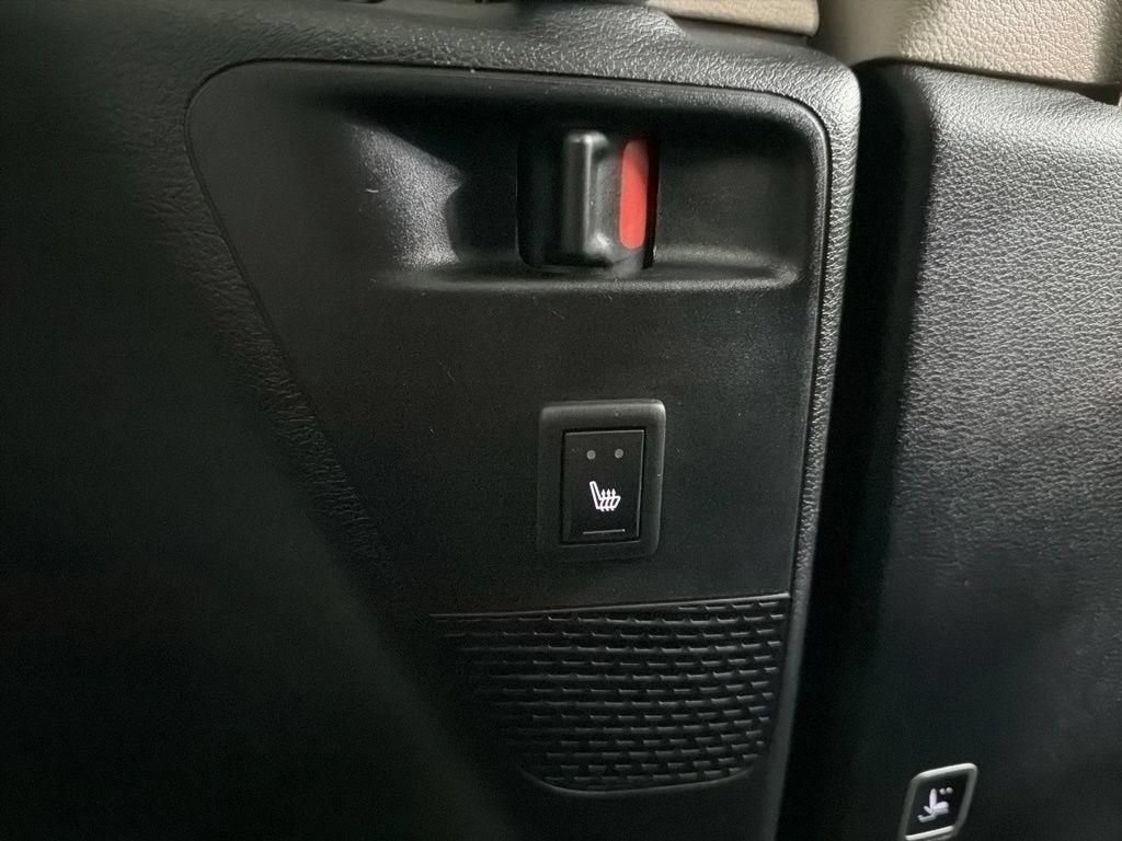 Used 2020 Chrysler Pacifica Limited FWD image 29
