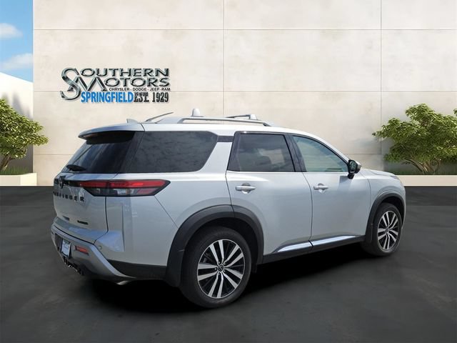 Used 2025 Nissan Pathfinder Platinum w/ Black Appearance Package FWD image 5