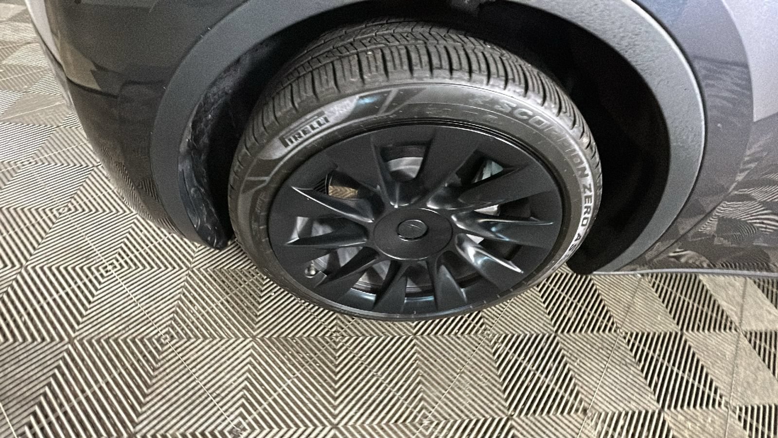 Used 2024 Tesla Model Y Long Range AWD/4WD image 9
