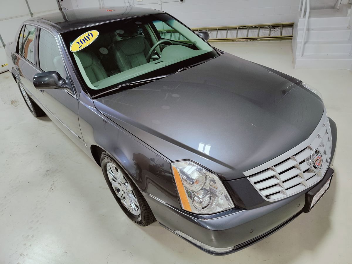Used 2009 Cadillac DTS w/ Trunk Convenience Package FWD image 2