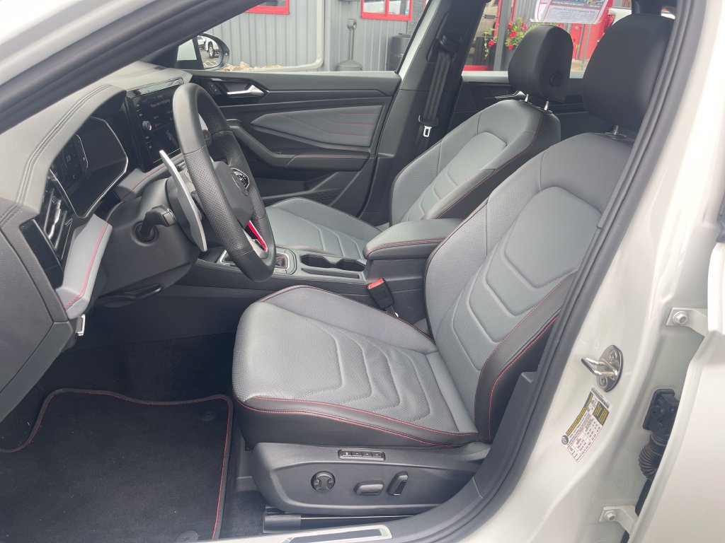 Used 2025 Volkswagen Jetta GLI Autobahn FWD image 17