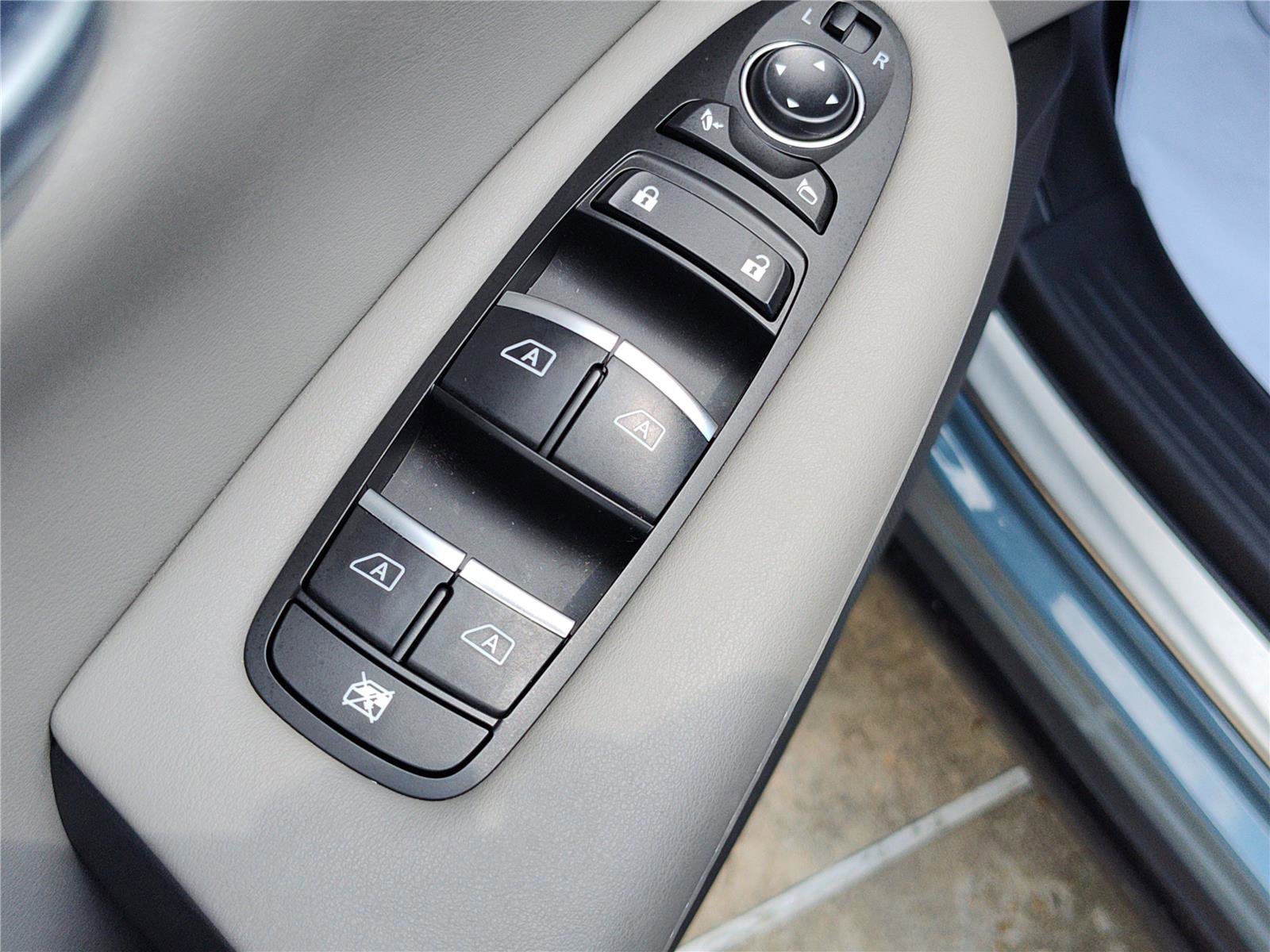 Used 2025 INFINITI QX50 Luxe AWD/4WD image 16