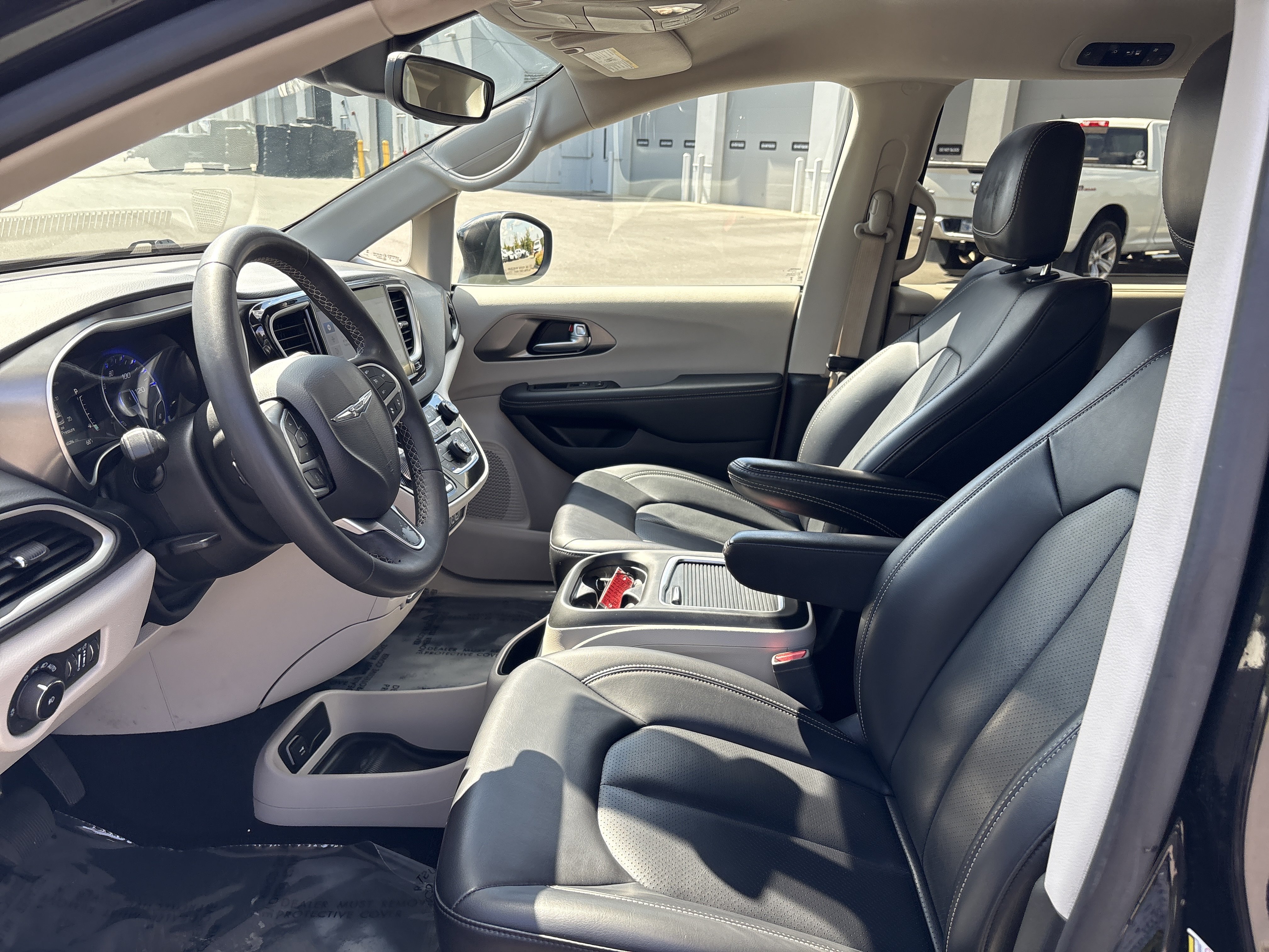 Used 2023 Chrysler Pacifica Touring-L FWD image 18