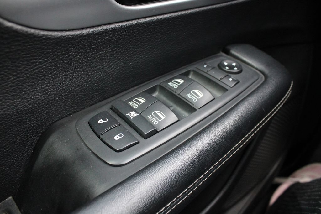 Used 2019 Chrysler Pacifica Touring-L Plus w/ S Appearance Package FWD image 7