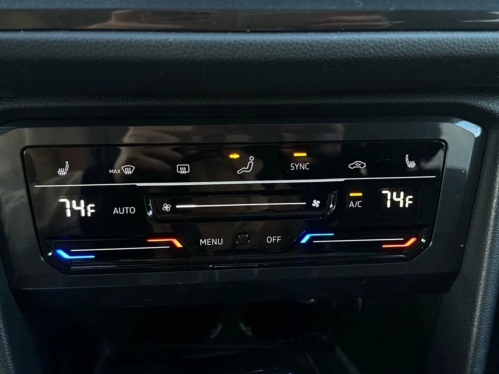 Used 2023 Volkswagen Tiguan SE w/ Panoramic Sunroof Package image 18