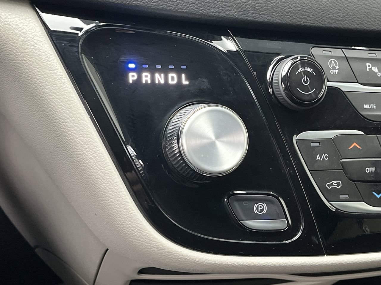 Used 2024 Chrysler Pacifica Touring-L FWD image 25