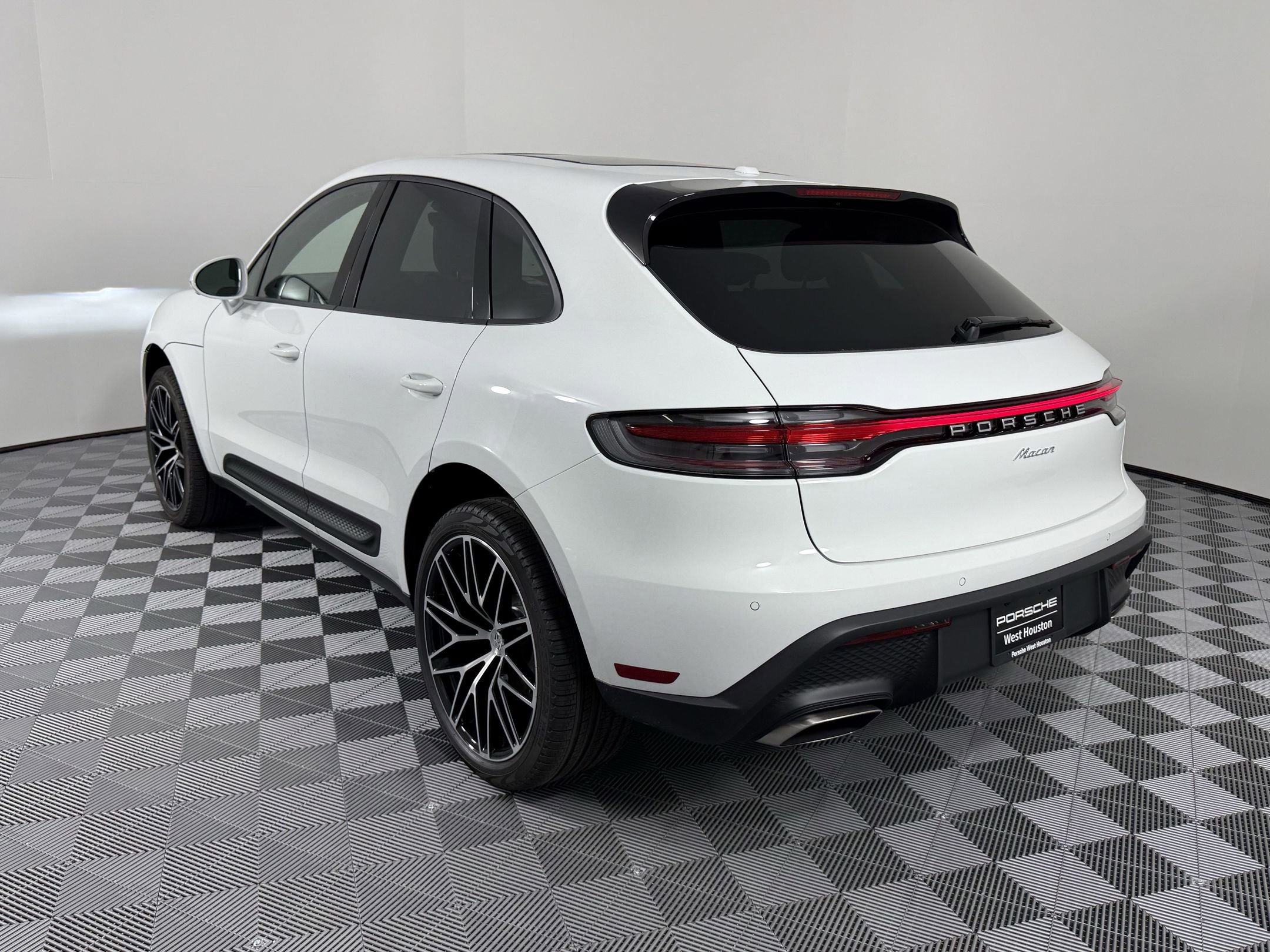New 2025 Porsche Macan image 3