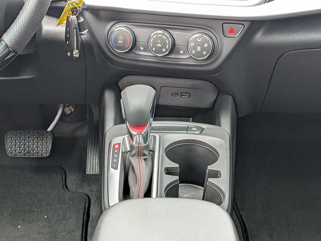 Used 2025 Chevrolet Trax RS w/ Sunroof Package FWD image 22