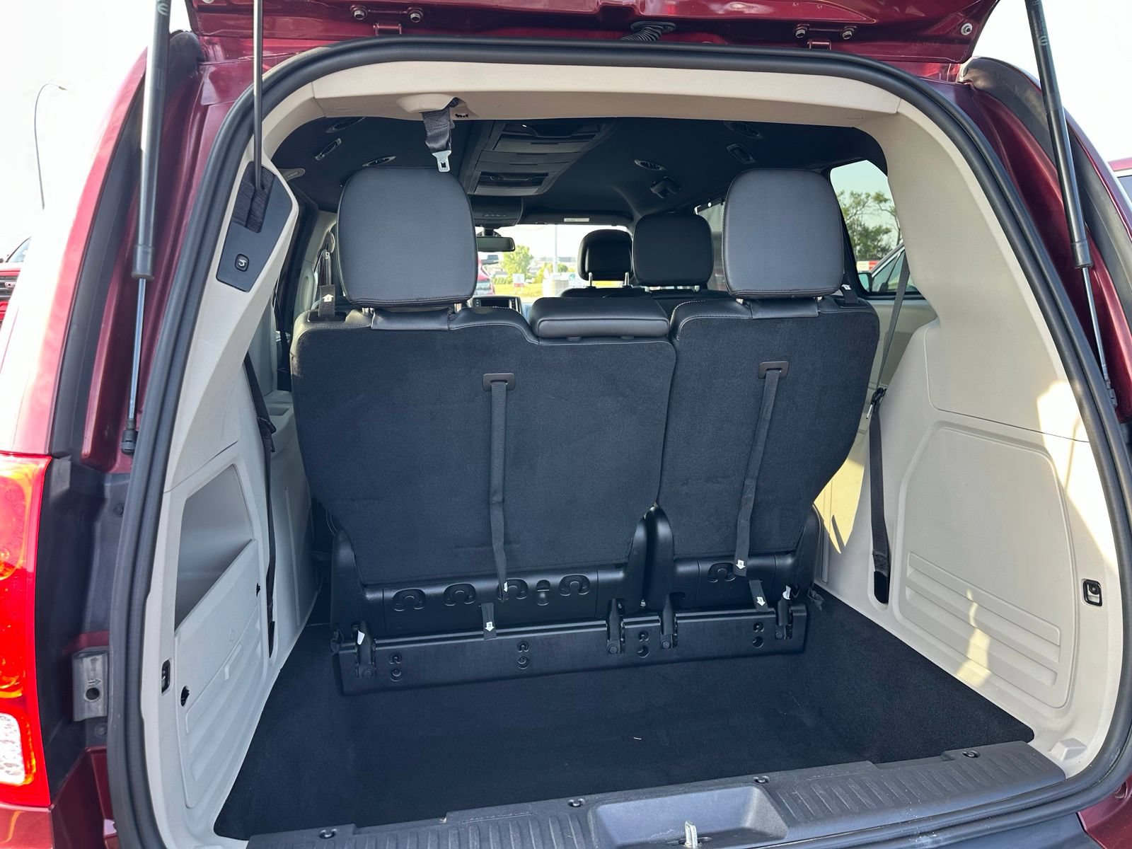 Used 2020 Dodge Grand Caravan SXT w/ Driver Convenience Group FWD image 34