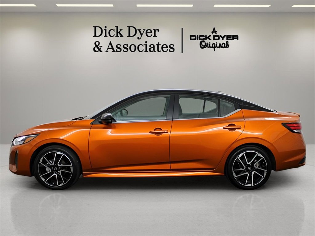 Used 2025 Nissan Sentra SR w/ SR Premium Package image 6