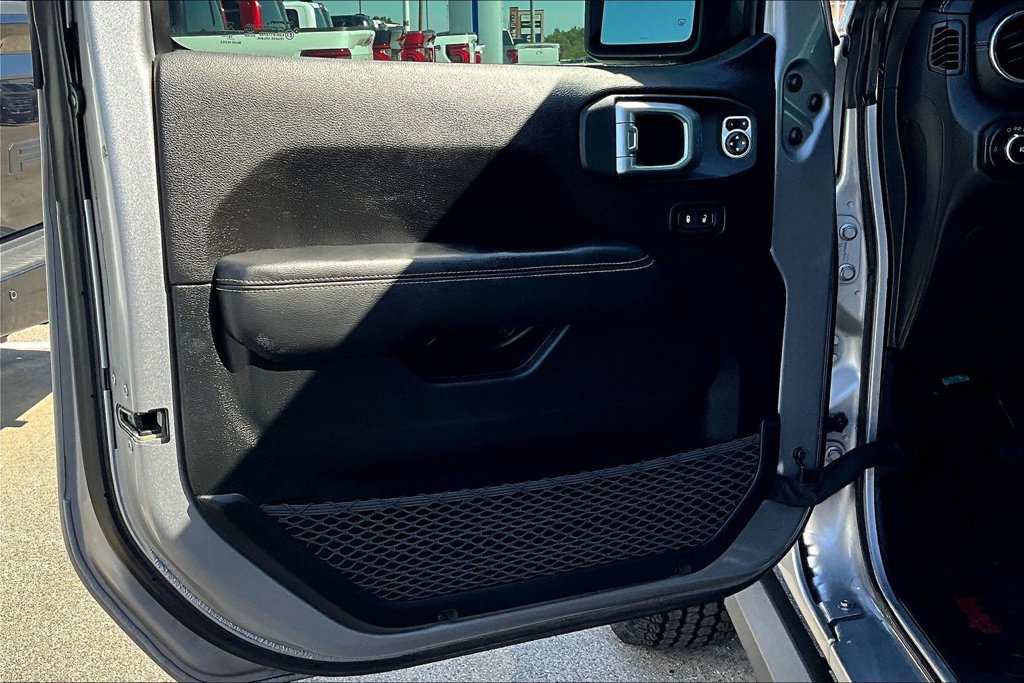 Used 2020 Jeep Wrangler Unlimited Sahara AWD/4WD image 18