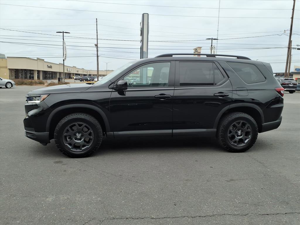 Used 2025 Honda Pilot TrailSport image 2