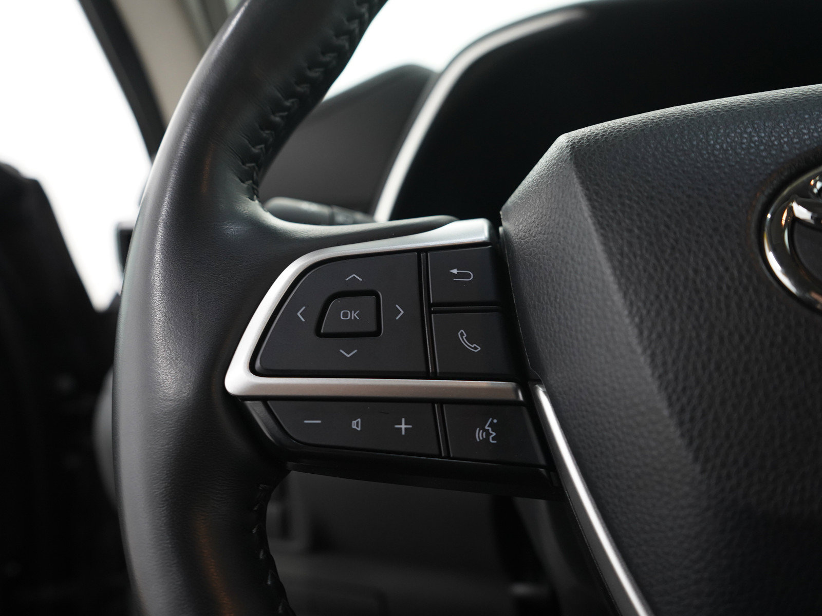 Used 2024 Toyota Highlander Limited AWD/4WD image 32