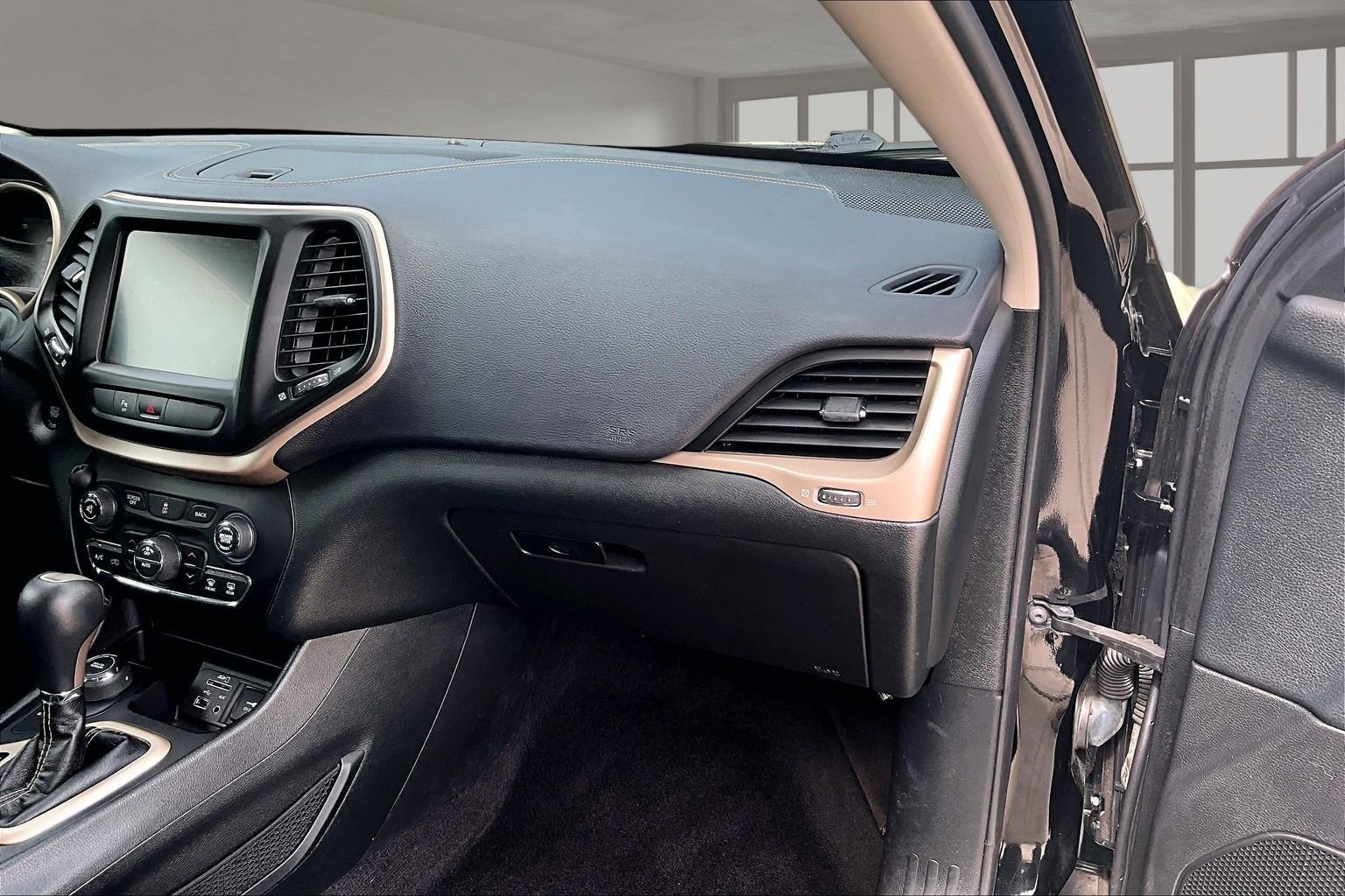 Used 2018 Jeep Cherokee Limited AWD/4WD image 18