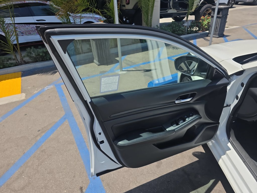 Used 2025 Nissan Altima 2.5 SV FWD image 10