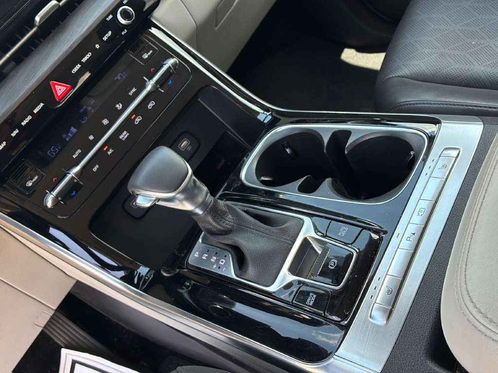 Used 2024 Kia Carnival EX FWD image 24