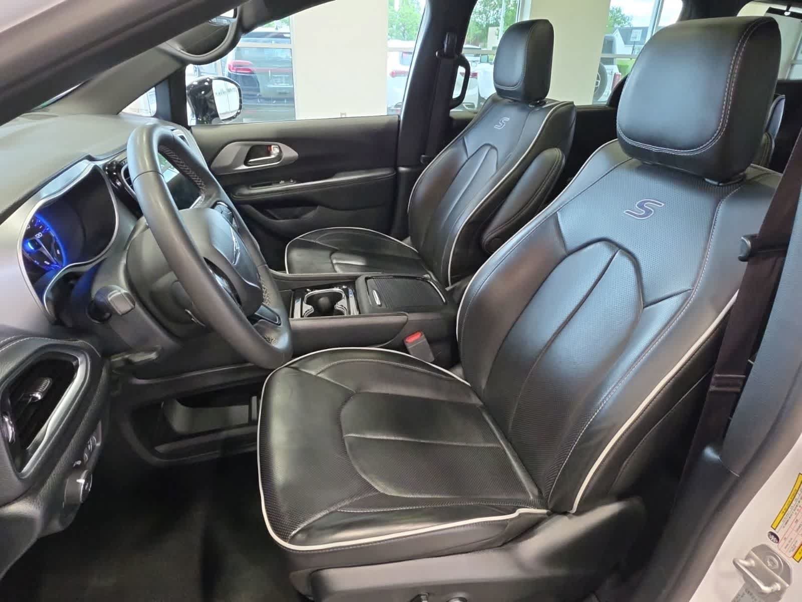 Used 2025 Chrysler Pacifica Limited FWD image 17