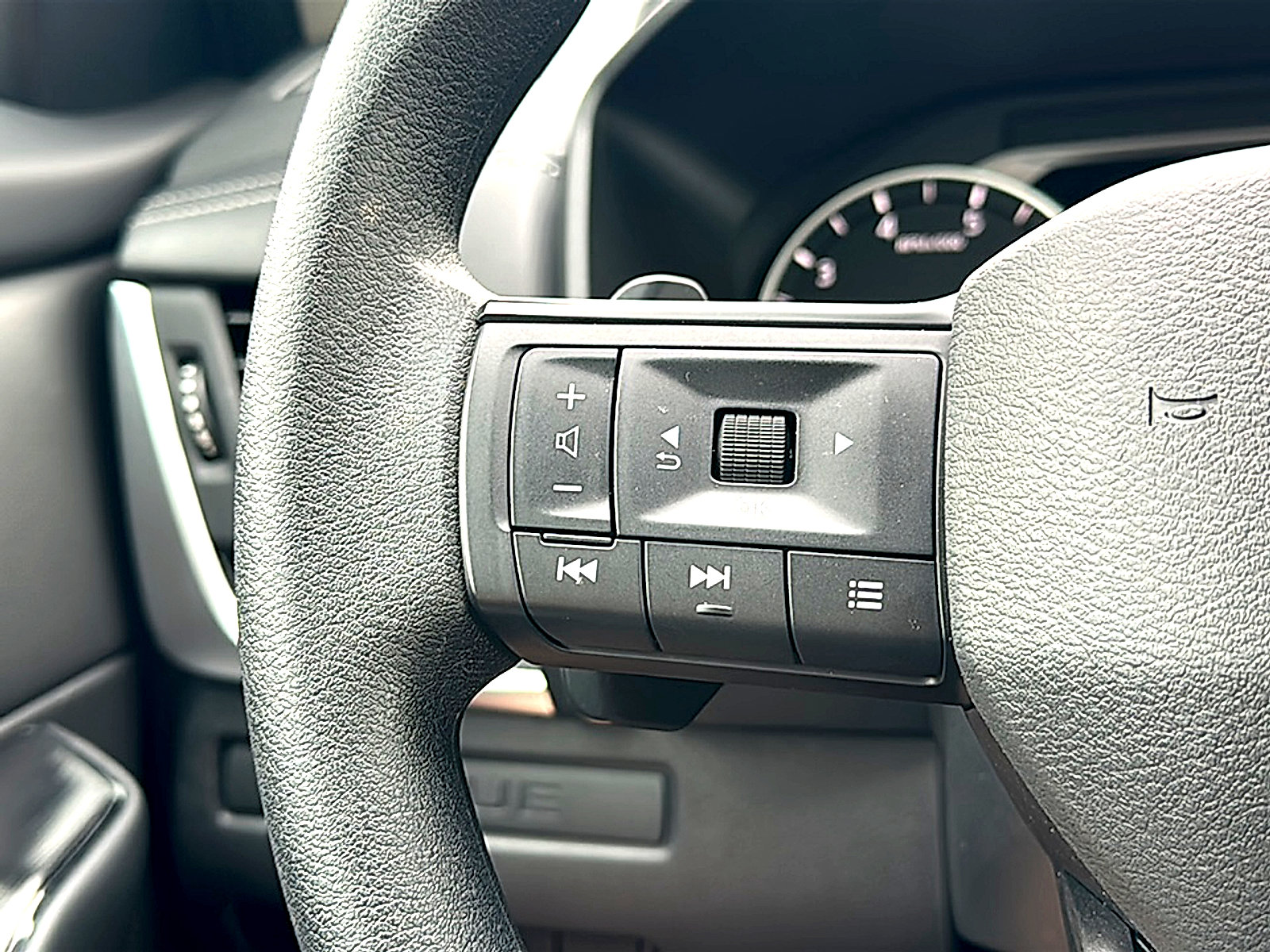 Certified 2025 Nissan Rogue S FWD image 29