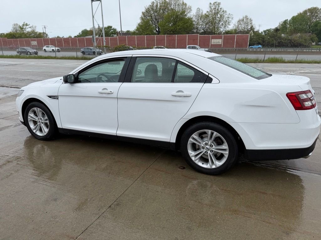 Used 2017 Ford Taurus SE FWD image 9