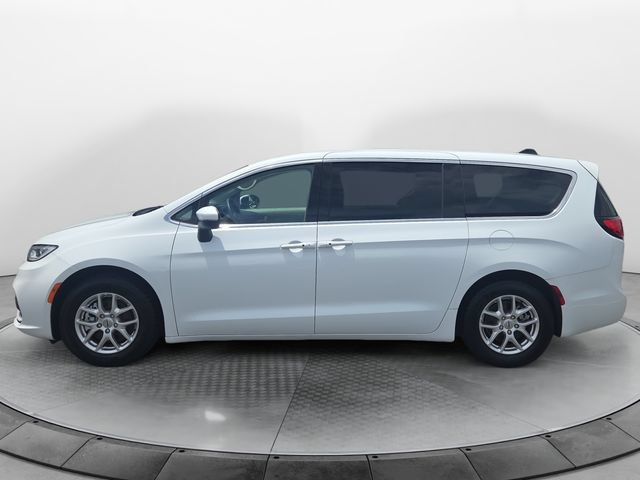 Used 2023 Chrysler Pacifica Touring-L FWD image 2