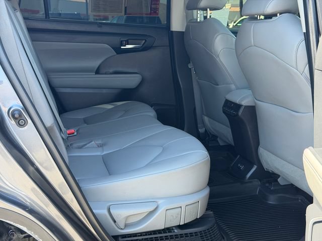 Used 2022 Toyota Highlander XLE FWD image 21