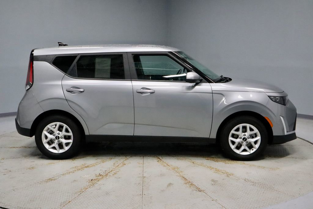 Used 2025 Kia Soul LX image 11